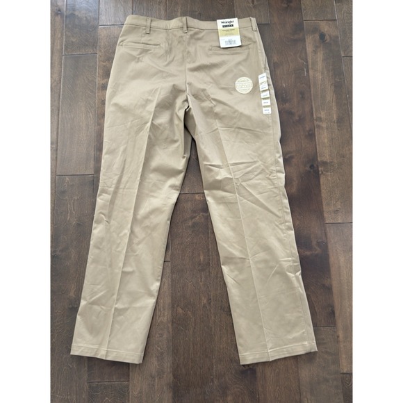 Wrangler Rita Stretch Fabric Relaxed Fit Pleated Tan Khakis 38x34 Pockets - Picture 1 of 6